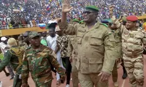 El general Mohamed Toumba, uno de los dirigentes de la junta militar golpista de Níger, autodenominada el Consejo Nacional de Salvaguardia de la Patria (CNSP), mientras saluda a los manifestantes que les apoyan, a 6 de agosto de 2023