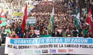 Numerosas personas se manifiestan para denunciar la situación del servicio de salud público vasco, a 25 de febrero de 2023, en Bilbao, Vizcaya, País Vasco (España).