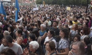 Una multitudinaria manifestación rechaza el regreso de la feria taurina gijonesa