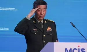 El ministro de Defensa chino, Li Shangfu, hace el saludo militar durante su intervención en la 11.ª Conferencia de Moscú sobre Seguridad Internacional (MCIS), celebrada en el Parque Patriot en Kubinka, en las afueras de Moscú. EFE/EPA/YURI KOCHETKOV