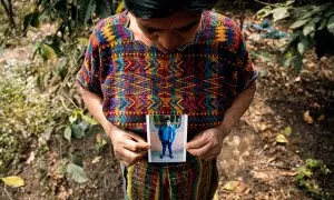 Una familiar de Alex con una foto del joven de Guatemala que con 18 años desapareció mientras migraba a Estados Unidos