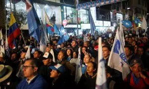 Seguidores de la candidata presidencial ecuatoriana Luisa González del partido Movimiento Revolución Ciudadana asisten a su mitin de fin de campaña, en Quito, a 17 de agosto de 2023