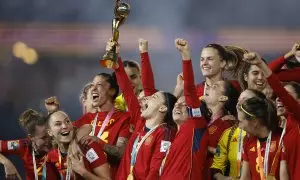 Las jugadoras de la selección española de fútbol femenino levantan la copa del Mundial, a 20 de agosto de 2023 en Sídney