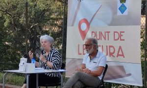 Maria Mercè Roca i Enric Tubert al Punt de Lectura, als jardins de la societat La Concòrdia, d'Agullana.