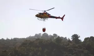 Imatge d'un helicòpter dels Bombers sobre l'incendi de la Selva del Camp a principis d'agost