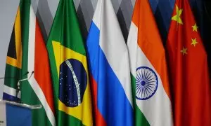 Las banderas de Sudáfrica, Brasil, Rusia, India y China, en la cumbre de la cumbre de los BRICS en Johannesburgo. EFE/EPA/KIM LUDBROOK