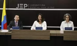 Los magistrados de la Jurisdicción Especial para la Paz (JEP), Óscar Javier Parra (i), Catalina Díaz (c) y Julieta Lemaitre (d) ofrecen una rueda de prensa hoy, en Bogotá (Colombia). La Jurisdicción Especial para la Paz (JEP) imputó este miércoles por pri