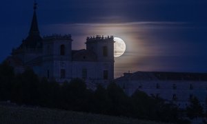 La superluna azul sale tras el Monasterio de Uclés, este miércoles en la provincia de Cuenca