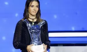 Aitana Bonmatí recibe el premio de la UEFA a la mejor jugadora de la temporada.