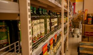 Sección del aceite de oliva en un supermercado en una foto de archivo