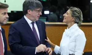 Carles Puigdemont habla con Yolanda Díaz en el Parlamento Europeo en Bruselas, Bélgica, el 4 de septiembre de 2023.