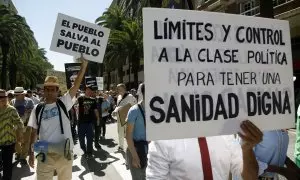 Detalles de la manifestación en defensa de una sanidad pública, a 25 de marzo de 2023 en Málaga, (Andalucía).