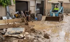 Varias personas trabajan en achiques de agua por los efectos de la Depresión Atmosféricas en Niveles Altos (DANA) en Nambroca, Toledo.