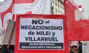 "No al negacionismo de Milei y Villarruel", reza una pancarta en una manifestación de Buenos Aires.
