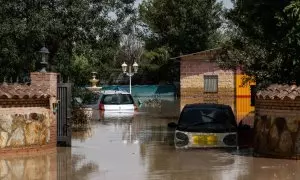 Varios vehículos en una zona inundada por el río Alberche, a 4 de septiembre de 2023, en Escalona, Toledo