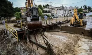 Una excavadora recojo los escombros de las calles tras el paso de la borrasca Daniel, a 5 de agosto de 2023.
