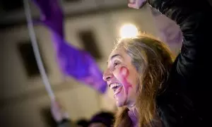 Foto de archivo de una mujer durante una manifestación convocada por Plataforma Feminista Galega y Marcha Mundial das Mulleres