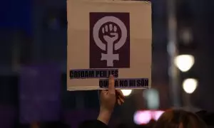 Foto de archivo de una mujer con un cartel durante la manifestación encabezada por el Moviment Feminista de Mallorca