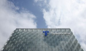 El logotipo de Telefónica en su sede en Madrid, en el barrio madrileño de Las Tablas, en la zona norte de la ciudad. REUTERS/Violeta Santos Moura