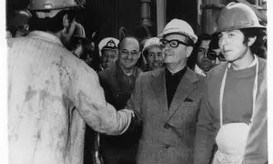 Salvador Allende, con mineros de El Teniente, una explotación de cobre en Chile.