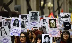 Manifestantes muestran retratos de desaparecidos durante una manifestación por los 50 años del golpe de Estado en Chile, a 10 de septiembre de 2023.