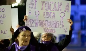 Una mujer sostiene una pancarta durante una manifestación contra las violencias machistas, a 25 de noviembre de 2022, en Santander, Cantabria (España).