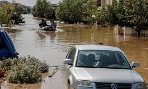 Los lugareños huyen de una zona inundada en un bote de goma, ya que los niveles del río Pineios aumentaron durante la noche, después de la tormenta Daniel, en Larissa, Grecia, el 9 de septiembre de 2023.