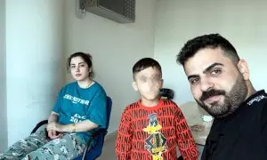 Muhamad Rahmati con su mujer, Zeynab, y el pequeño Rozhman, de solo siete años.
