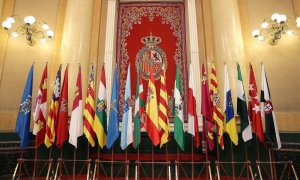 La bandera de España y las distintas banderas autonómicas colocadas en el antiguo salón de plenos del Senado. EFE/Javier Lizón