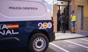 Un equipo de Policía Científica en la puerta del inmueble de Castellón donde han sido hallados los dos cadáveres, a 15 de septiembre de 2023