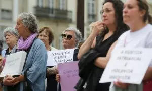 Decenas de personas durante una concentración en repulsa por el crimen machista en Oia, a 5 de junio de 2023, en Pontevedra.