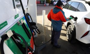 Un empleado de una gasolinera llena un coche antes del aumento del precio de la gasolina en Ciudad del Cabo, Sudáfrica, a 5 de septiembre de 2023.
