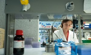 19/09/23Una mujer trabaja en el Parc de Recerca Biomèdica de Barcelona, a 20 de julio de 2023, en Barcelona.