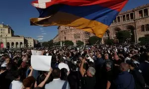 Manifestantes se reúnen cerca del edificio gubernamental, después de que Azerbaiyán lanzara una operación militar en la región de Nagorno-Karabaj, en Ereván, Armenia, el 19 de septiembre de 2023.