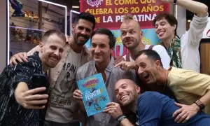 Integrants del grup de La Pegatina amb el seu còmic que celebra els seus 20 anys