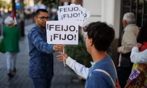 "Primero le ningunean y luego escriben mal su nombre": cachondeo con estos carteles de Feijóo repartidos en la protesta del PP
