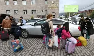 Refugiados abandonan Nagorno Karabaj y llegan a Goris, en Armenia.