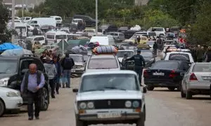 Vehículos y personas a pie buscan cruzar a Armenia tras marcharse de Nagorno Karabaj, en Kornidzor, a 26 de septiembre de 2023.