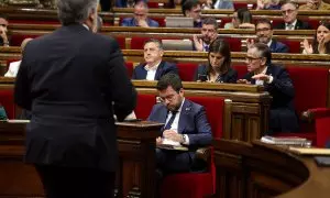 El president de Junts al Parlament, Albert Batet, torna al seu escó passant pel costat del president de la Generalitat, Pere Aragonès