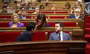 El president de la Generalitat, Pere Aragonès, i el conseller Roger Torrent conversen des de l'escó amb la portaveu d'ERC al Parlament, Marta Vilalta.