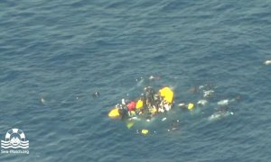 Momento en el que el bote con cerca de 50 migrantes se hunde tras el impacto de la Guardia Costera libia, a 29 de septiembre de 2023.