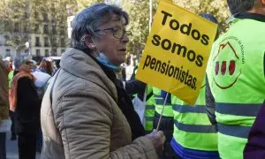 Una mujer sostiene un cartel en una manifestación para exigir una mejora de las pensiones, en noviembre de 2022, en Madrid. E.P./Gustavo Valiente