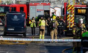 Un equipo de bomberos trabaja en la extinción del incendio en una discoteca en Murcia, a 01/10/2023.