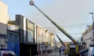 Bomberos durante las labores de extinción del incendio en las discotecas de la zona de Las Atalayas de Murcia.