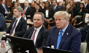 Trump en la sala del tribunal mientras asiste al primer día de su juicio por fraude civil en Nueva York, a 2 de octubre de 2023.
