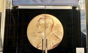 Una medalla del Premio Nobel que representa a Alfred Nobel adorna la puerta del Museo del Premio Nobel.