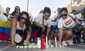 Amigos de los fallecidos en las discotecas La Fonda Milagros y Teatre, en Murcia, se han concentrado este lunes a las puertas de estos locales en apoyo a las familias de las víctimas y han encendido velas en su recuerdo.