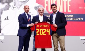 El expresidente de la RFEF Luis Rubiales, el seleccionador español, Luis de la Fuente, y el director de la selección masculina, Albert Luque, durante un acto en Madrid, a 12 de diciembre de 2022.