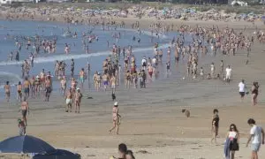 09/10/2023 - Cientos de personas disfrutaban de la Playa América en Galicia el fin de semana pasado, a fecha de 7 de octubre