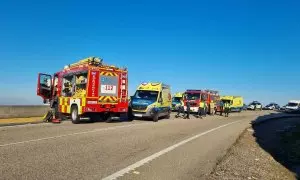 Varias ambulancias y dos camiones de bomberos de Vigo en una imagen de Archivo.